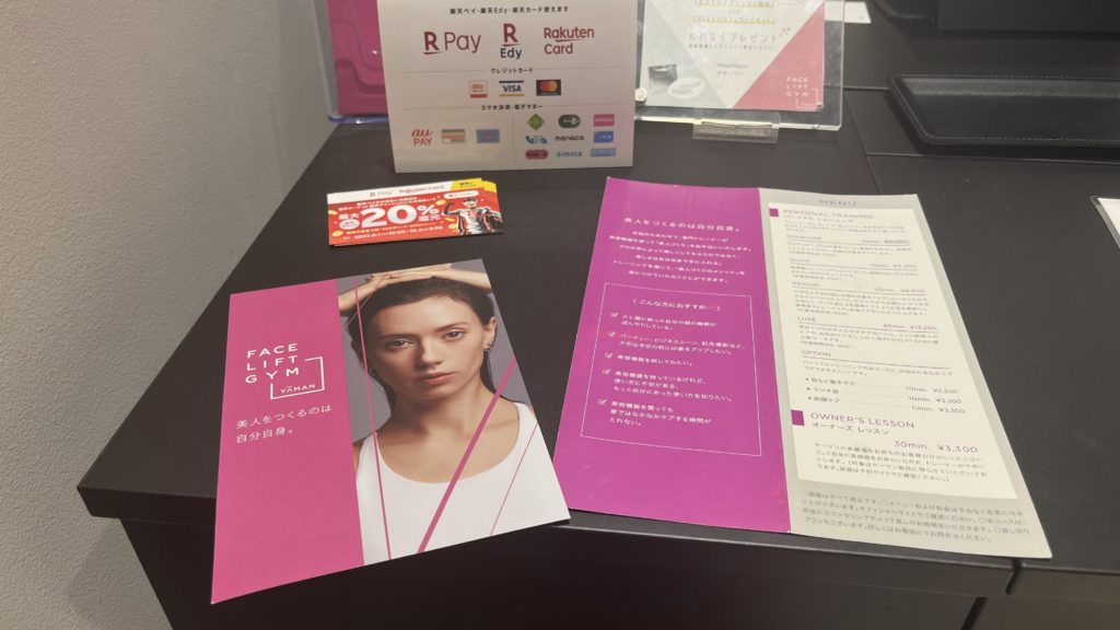 机の上にメニューが並んだ写真