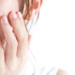 ほうれい線を気にする女性の写真